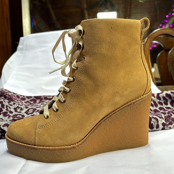 Never worn  New Ugg Kiernan  Honey Suede boots. - Picture 5 of 6